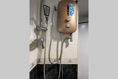 eine Dusche in der Ecke eines Badezimmers in der Unterkunft PORT DICKSON -GLORY BEACH RESORT “SEAVIEW” UNIT~~ in Port Dickson