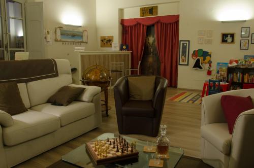 uma sala de estar com dois sofás e um tabuleiro de xadrez em Antico Sipario Boutique Hotel, BW Signature Collection em Paciano