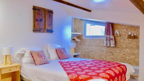 a bedroom with a bed with a red blanket on it at Appartement spacieux 300m2 - Sauna - BBQ - Terrasse in Les Deux Alpes