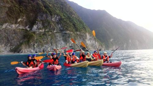 a group of people in kayaks in the water at Xincheng Old Street B&B in Xincheng