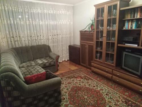 - un salon avec un canapé et une télévision dans l'établissement Prima, à Loutsk