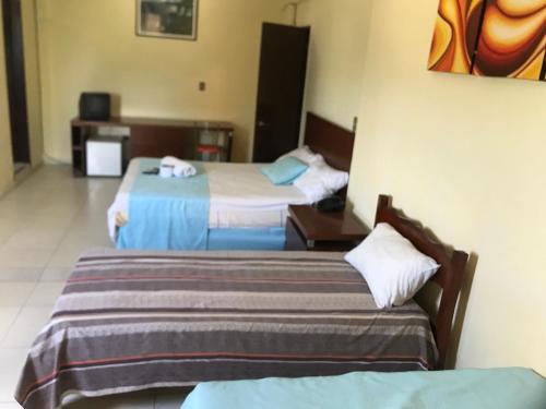a hotel room with two beds in a room at Hotel Viru Viru II in Santa Cruz de la Sierra