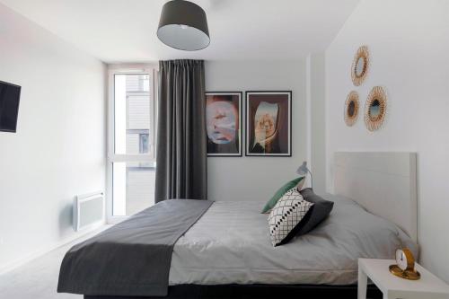 um quarto com uma cama e uma janela em Student Factory Lille Euratechnologies em Lille