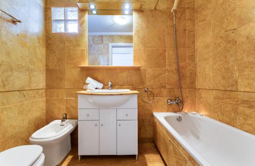 a bathroom with a sink and a tub and a toilet at Apartament PALMERA 100m od morza in Orihuela
