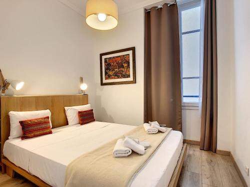 - une chambre avec un lit et des serviettes dans l'établissement Nestor&Jeeves - COTE JARDIN - Central - Close sea, à Nice
