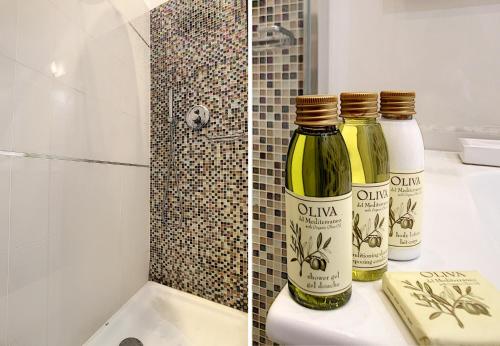 - deux bouteilles de vin assises sur un comptoir de salle de bains dans l'établissement Nestor&Jeeves - COTE JARDIN - Central - Close sea, à Nice