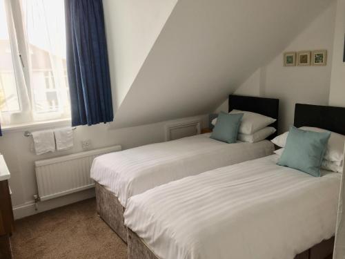 מיטה או מיטות בחדר ב-Trewinda Lodge
