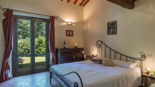 Łóżko lub łóżka w pokoju w obiekcie CASALE AL DOGLIO 6&1, Emma Villas