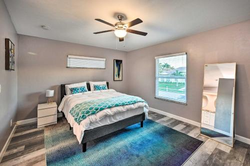 1 dormitorio con 1 cama y ventilador de techo en Modern Marco Island Retreat with Private Pool!, en Marco Island