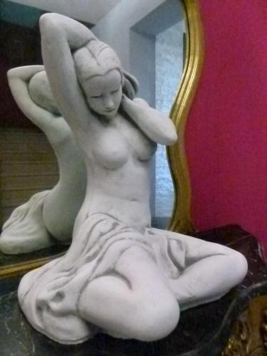 a statue of a woman sitting in front of a mirror at Boutique Hotel Bel Sito Wellness & Private SPA in Bardolino