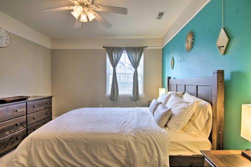 Katil atau katil-katil dalam bilik di 4 Mi to Ocean Lewes Beach Condo with Screened Porch