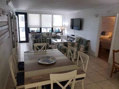 Televisyen dan/atau pusat hiburan di 2 Bedroom 2 Bath Beachfront Condo on Miami Beach Millionaire Row