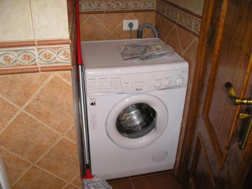 a washer and dryer in a small room at Casa Rural Abuelo Pancho in Las Casas