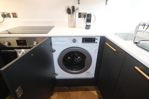 Gallery image of Charming two bedroom, two bathroom detached cottage in Boʼness