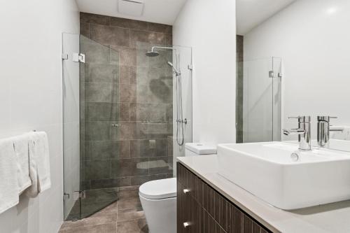 uma casa de banho com um lavatório, um WC e um chuveiro em Little Grenfell Apartments by Urban Rest em Rose Park
