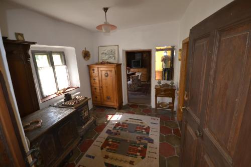 a living room with a table and a window at B&B La Tana dell'Orso - Die Bärenhöhle in Castello di Fiemme