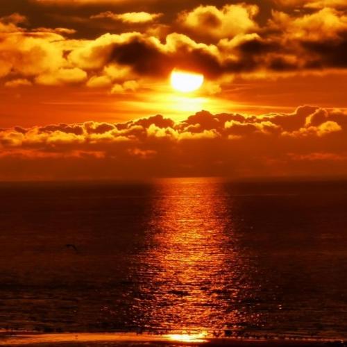 a sunset over the ocean with the sun setting at Fenêtre sur mer in Le Portel