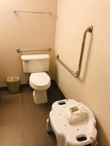 Ванная комната в Best Western Grande Prairie