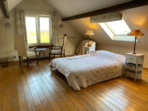 a bedroom with a bed and a desk and a window at Vakantiewoning Jérôme in Heuvelland