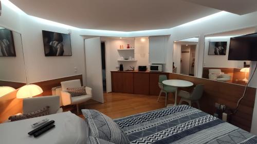 ポンタ・デルガダにあるCosy Studio Azores Beachのベッドルーム1室(ベッド1台付)、リビングルームが備わります。