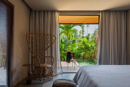 Un dormitorio con una cama y vistas a una piscina. en Makena Hotel, en Icaraí