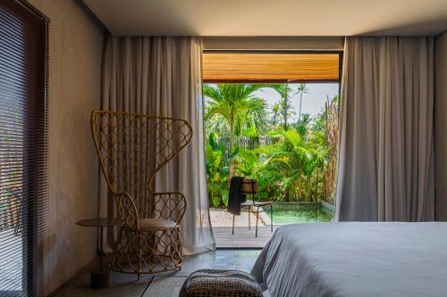 a bedroom with a bed and a view of a pool at Makena Hotel in Icaraí