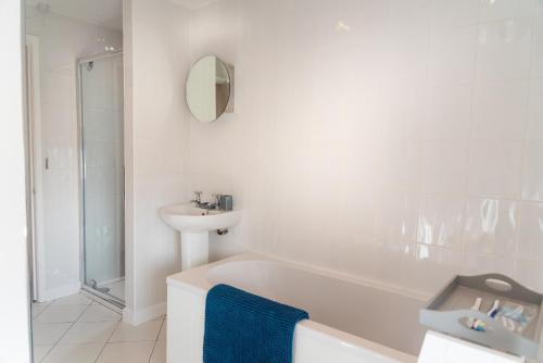 ein weißes Badezimmer mit Waschbecken und Badewanne in der Unterkunft Finest Retreats - Court Cottage in East Buckland
