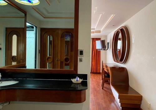 a bathroom with a sink and a mirror at Hotel Escala Siglo XXI in Mexico City