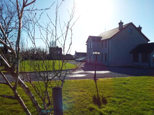 Knockalla luxury property with hot tub suitable for familiesにある庭
