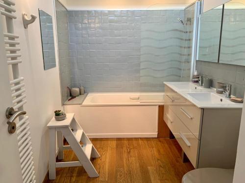 Ένα μπάνιο στο Tiny house au cœur de Bayeux