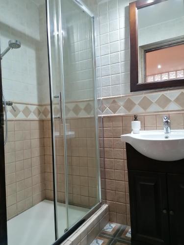 セテニル・デ・ラス・ボデガスにあるLa Casa de Abajoのバスルーム(ガラス張りのシャワー、シンク付)