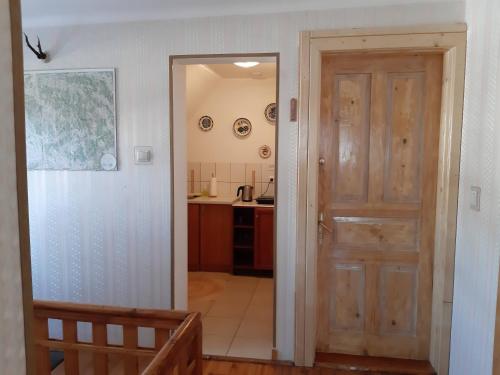a hallway with a door leading to a kitchen at Willa Marylka in Piwniczna