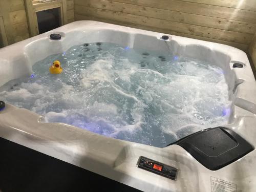 Cheddleton的住宿－Hot Tub Hide Away near Alton Towers staffordshire，相簿中的一張相片