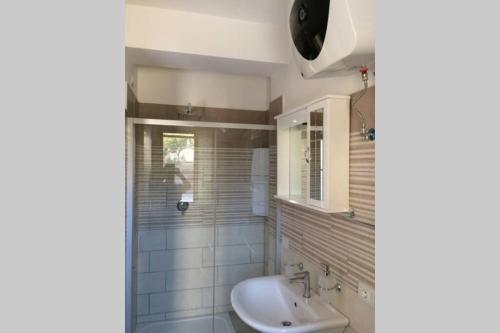 een badkamer met een wastafel, een toilet en een spiegel bij Sunsetsunrisecilento in Caprioli