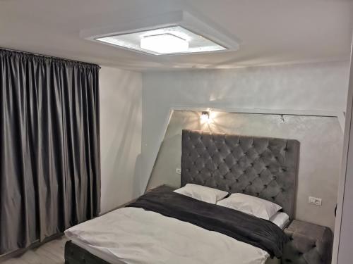 En eller flere senge i et værelse på Jolie Luxury Apartments II