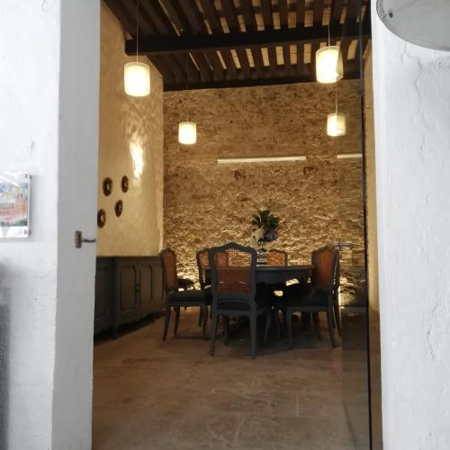 a dining room with a table and chairs at Hotel Milagro, Puebla Centro in Puebla