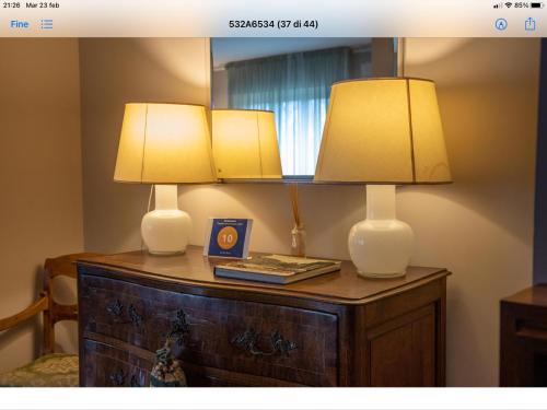 two lamps on top of a dresser in a room at Le Tre Torri in Parma