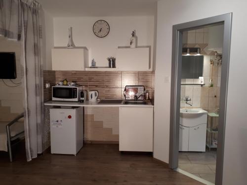 Una cocina o zona de cocina en Mini Vendégház Budaörs