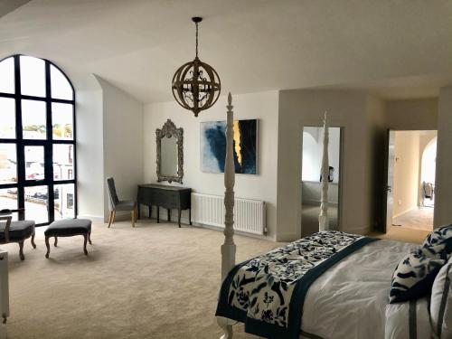 Postel nebo postele na pokoji v ubytování East Church House, Unique 9 bedroom Church, Historic Market Town.