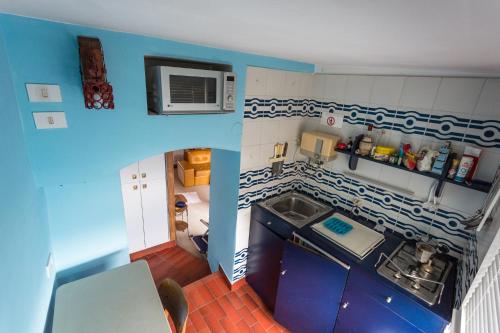 una vista aérea de una cocina con paredes azules en Voce del Mare, en Riomaggiore