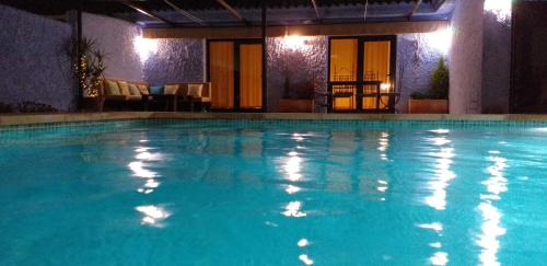 una gran piscina en una habitación de hotel en Casa Hilario, en Los Caños de Meca