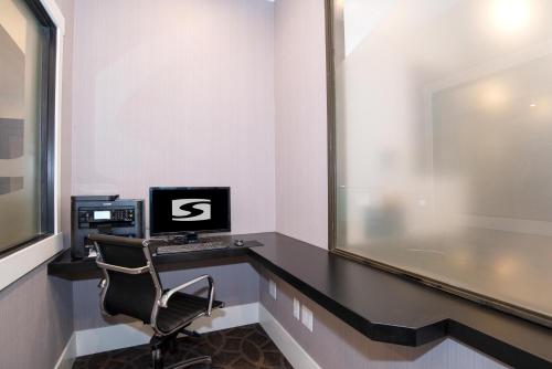 an office with a desk with a computer on it at Sandman Signature Calgary Downtown Hotel in Calgary