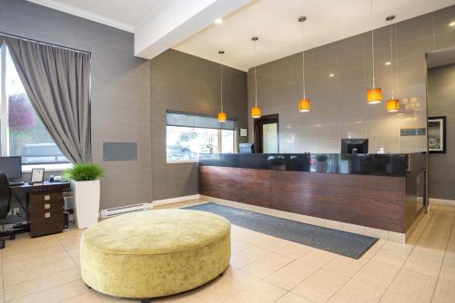 Lobbyen eller receptionen på Sandman Hotel & Suites Williams Lake