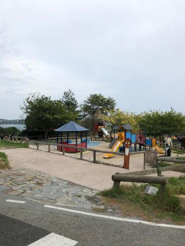 un parc avec une aire de jeux avec un toboggan dans l'établissement Roches d’azur, à Saint-Raphaël