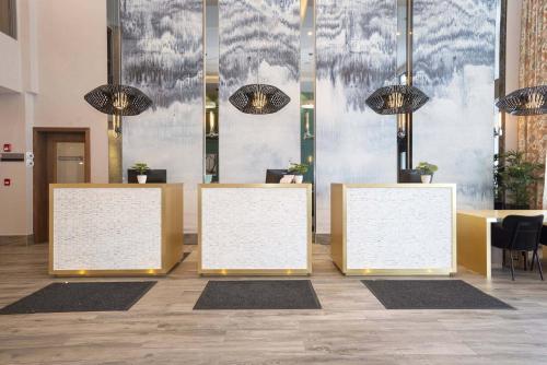 Lobby o reception area sa Sandman Signature Sherwood Park Hotel