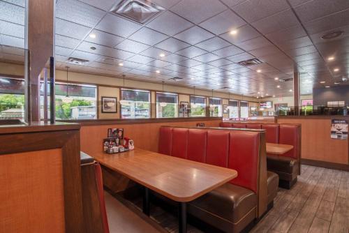 Un restaurante u otro lugar para comer en Sandman Hotel Vernon