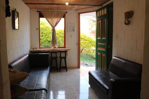 - un salon avec un canapé et une table dans l'établissement Casita entera economica El Altillo, à Salento