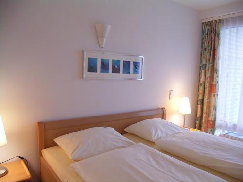 a bedroom with two beds and a window at TopDomizil Apartments Checkpoint Plaza in Berlin