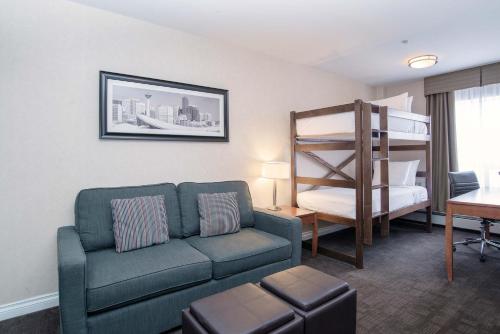 Sandman Hotel & Suites Calgary West tesisinde bir odada yatak veya yataklar