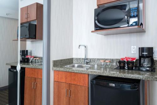 Kuchyň nebo kuchyňský kout v ubytování Sandman Hotel & Suites Calgary West